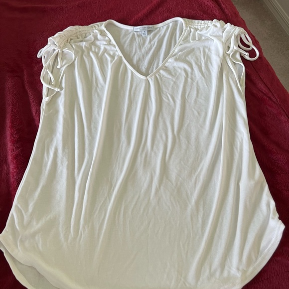White tshirt - Picture 2 of 3